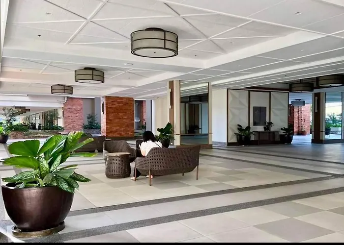 Brixton Place- Weston Tower Luxury Staycation Frühstückspension Manila
